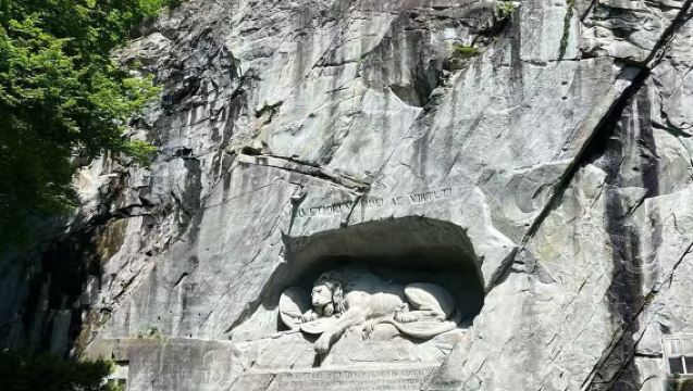 Lawatan sehari sewaan peribadi dari Lucerne, Switzerland | Bandar Lama Lucerne + Jambatan Chapel + Patung Singa yang Mati