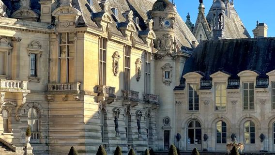 Berlepas dari Paris: Lawatan Sehari dengan Sewaan Peribadi ke Istana Chantilly + Bandar Lama Senlis (Tiket Masuk Tidak Termasuk)