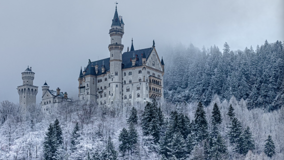 Linderhof Palace + Hohenschwangau Castle + Neuschwanstein Castle + Marienbrücke 1-day tour