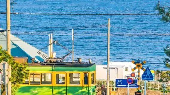 【期間限定特価】東京鎌倉＋江の島＋鶴岡八幡宮ワンデーツアー、江ノ電体験付き