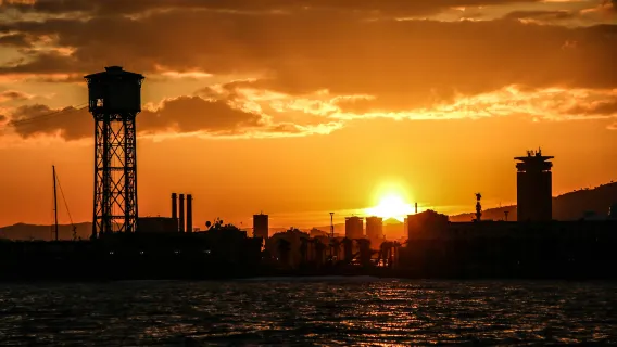 Barcelona: Sunset Sailing with Drinks and Snacks