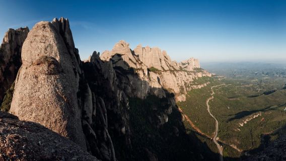 Desde Barcelona: excursión de un día a Montserrat con caminata guiada