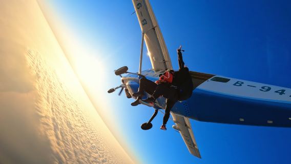 儋州旅拍【【海南儋州加速跳傘，高空海景跳傘+攝影服務】】