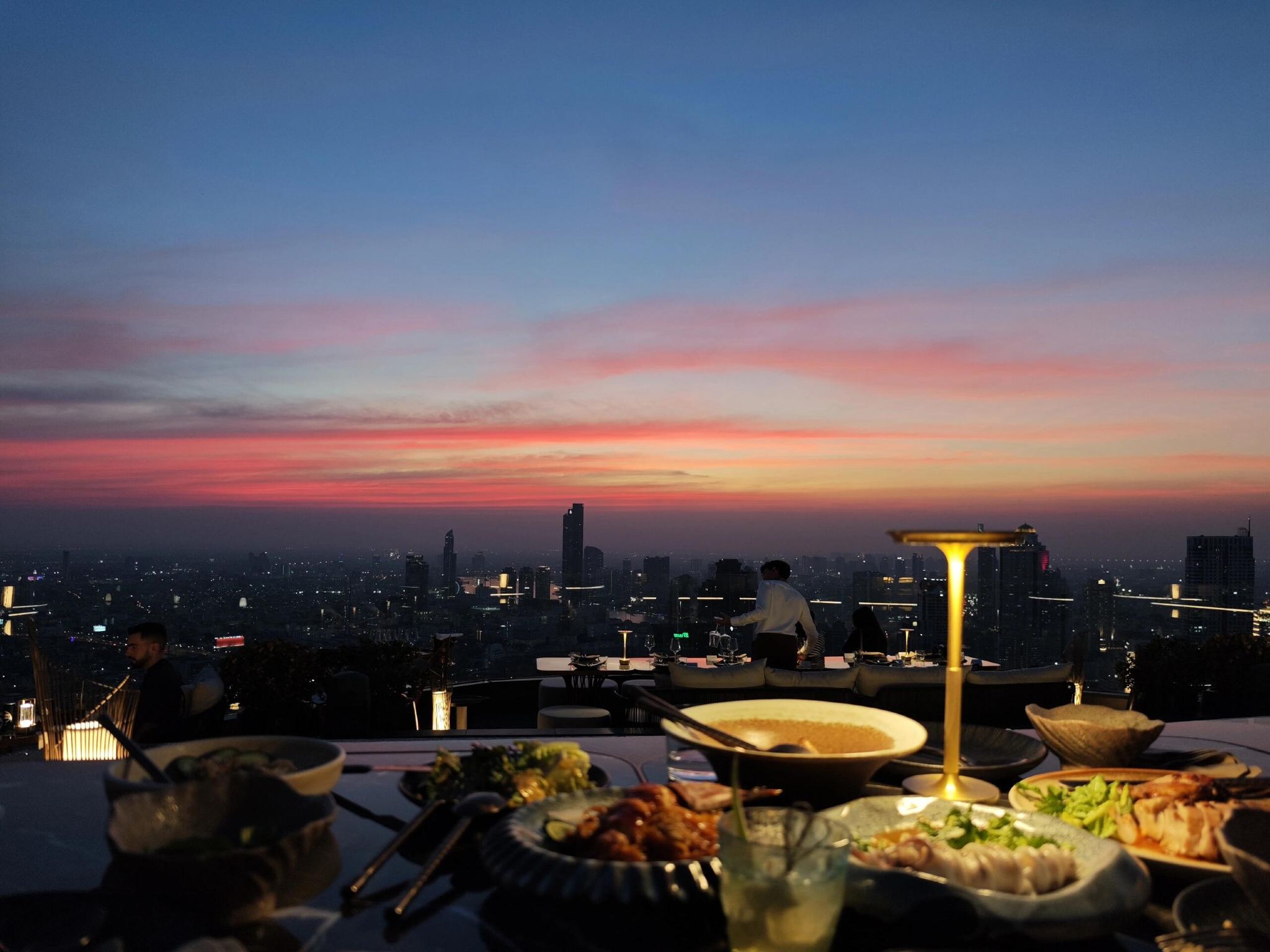 Reserva en el restaurante Le Du Kaan, un restaurante Michelin en las alturas de Bangkok y muy popular en las redes sociales, con nuestro servicio de reservas en restaurantes.