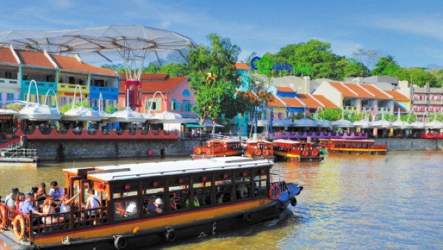 Bootsfahrt auf dem Singapur-Fluss