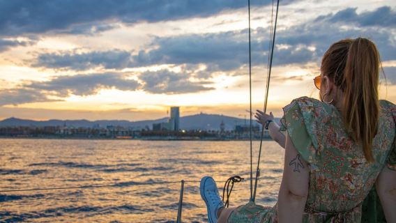 Barcelona: Segeltörn bei Sonnenuntergang + Snacks & Getränke