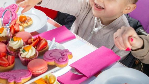 London: Peppa Pig Afternoon Tea Sightseeing Bus Tour