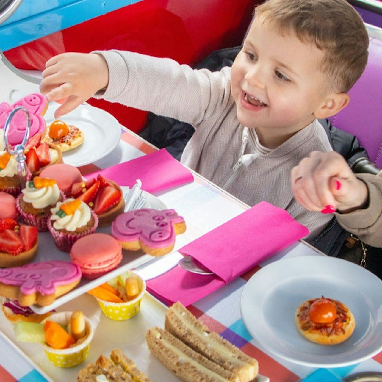 London: Peppa Pig Afternoon Tea Sightseeing Bus Tour
