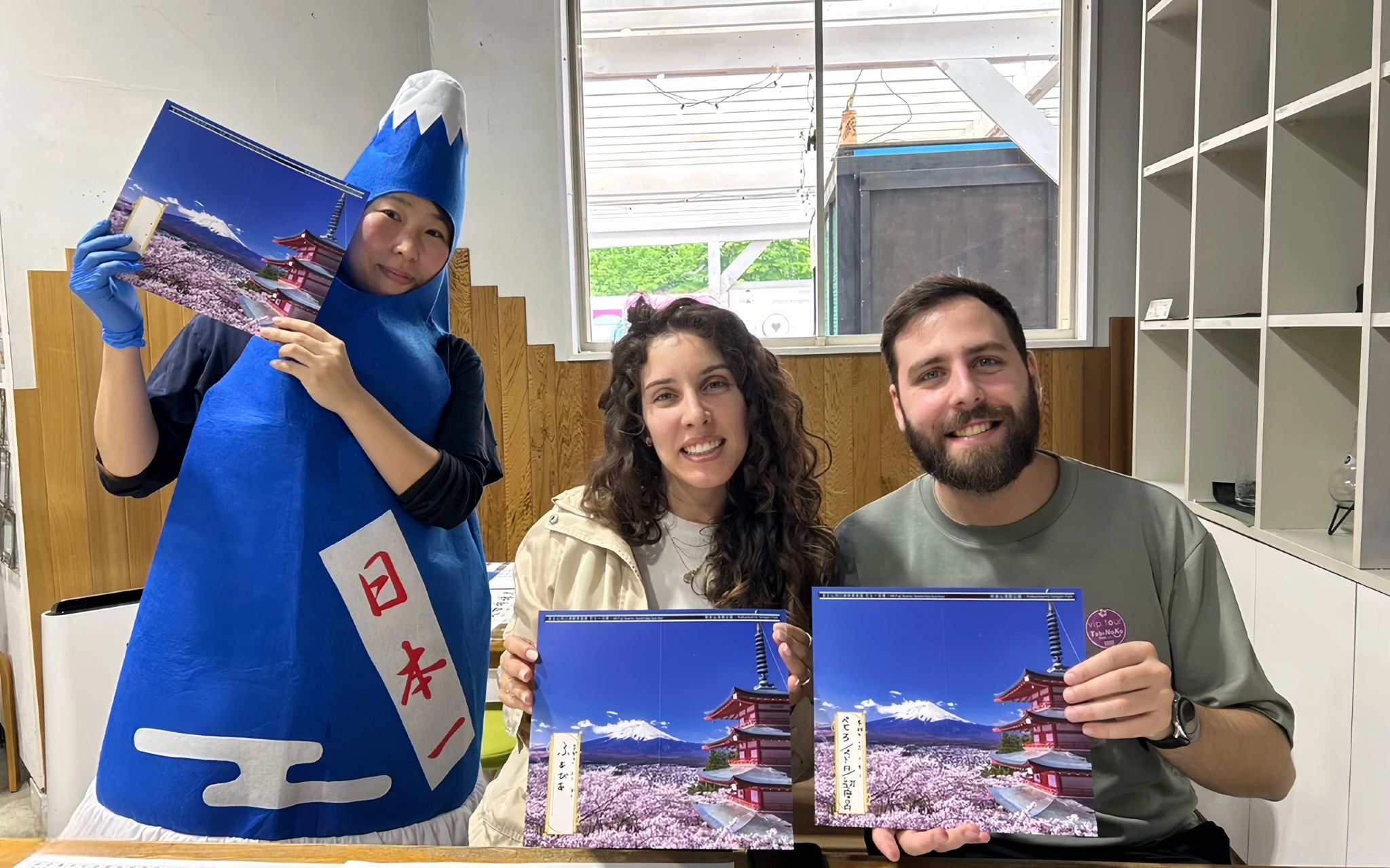 ทัวร์ 1 วันชมวิวภูเขาไฟฟูจิสุดอลังการ [พร้อมประสบการณ์การเขียนชื่อภาษาญี่ปุ่นบนกระดาษตั้งโต๊ะภูเขาไฟฟูจิที่สวยงาม]