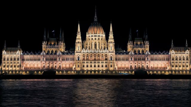 匈牙利布達佩斯-香檳遊船國會大廈-漁人堡｜包車專線/中文司導
