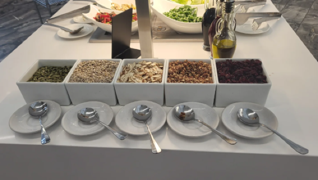 บริการห้องรับรองพิเศษที่ท่าอากาศยานลากวาร์เดีย นิวยอร์ก (ห้องรับรองเมเปิ้ลลีฟของแอร์แคนาดา) | ประสบการณ์ 3 ชั่วโมง & อาหารเครื่องดื่ม