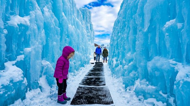 北海道洞爺湖・温泉埠頭・支笏湖氷雪祭ワンデーツアー・スノーモービル