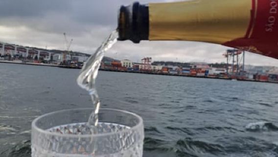 ลิสบอน: ล่องเรือสำราญชมพระอาทิตย์ตกบนเรือยอชท์ไม้คลาสสิกพร้อมเครื่องดื่ม