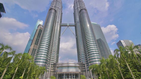 Kuala Lumpur City Center private charter Twin Towers + National Mosque + Batu Caves one-day tour with Transfers