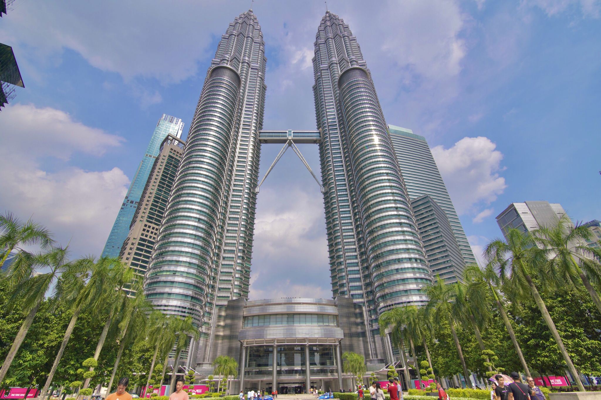 tour di un giorno a Kuala Lumpur con noleggio con conducente esclusivo per visitare le Torri gemelle Petronas, la Moschea nazionale e le grotte di Batu, incluso il trasferimento