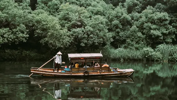 Noleggio privato di crociera barca a remi sul Lago dell'Ovest a Hangzhou + guida privata+ degustazione di tè