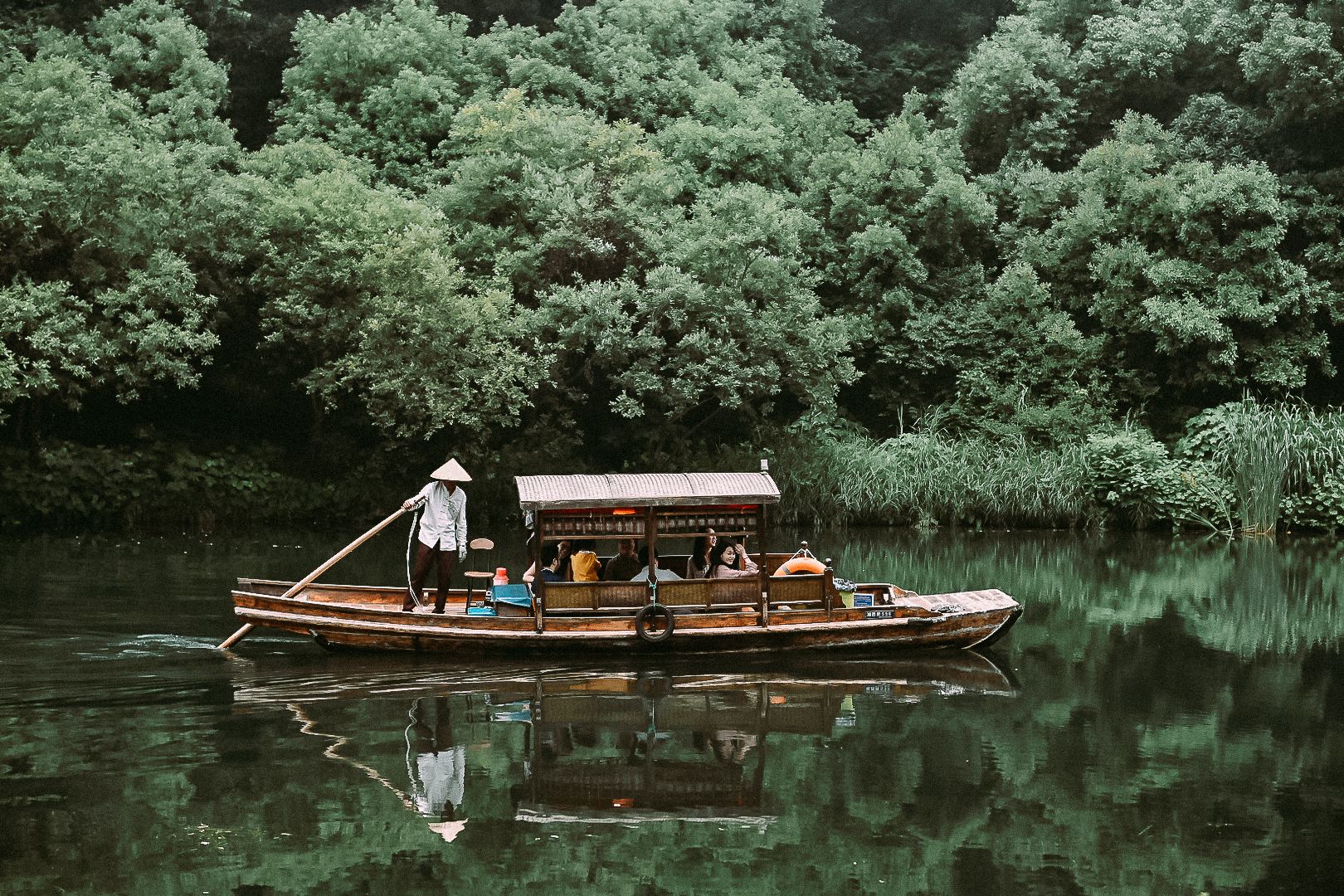 Hangzhou West Lake Pleasure Boat Private Rowing Boat Charter + Private Tour Guide Service + Tea Tasting Experience