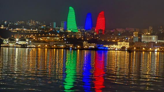 Baku: Bootstour auf dem Kaspischen Meer mit Blick auf die Skyline