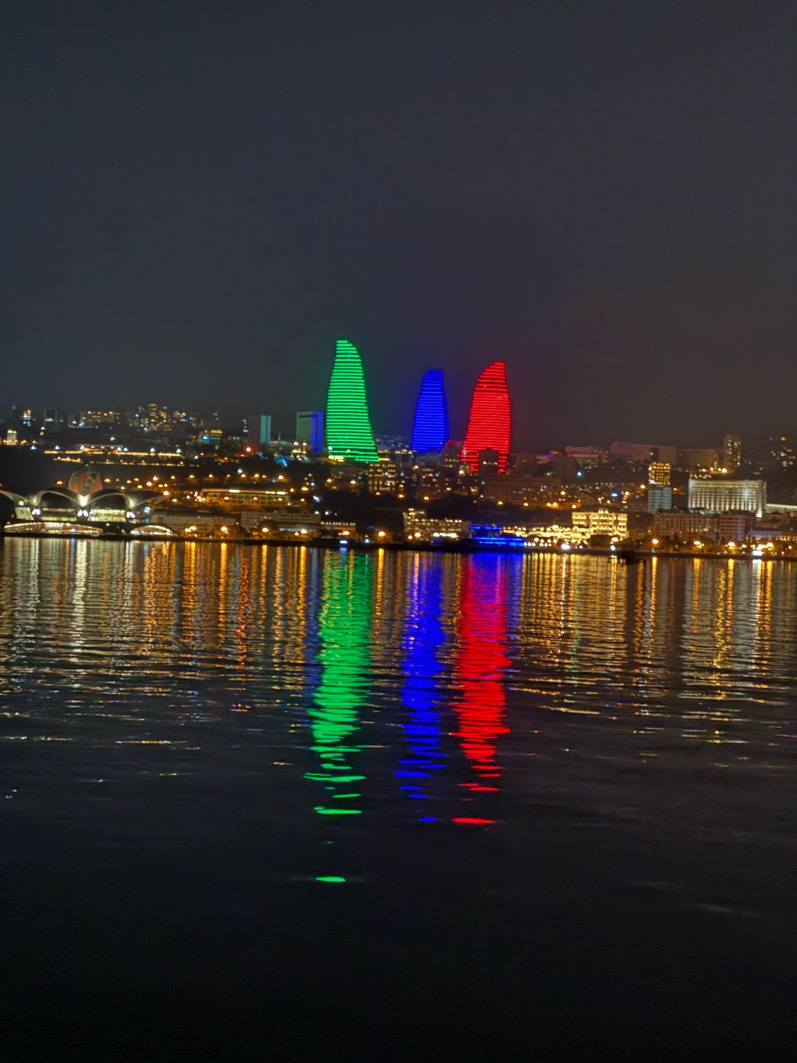 Baku: Bootstour auf dem Kaspischen Meer mit Blick auf die Skyline
