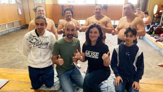 Tokyo: visita all'allenamento mattutino di sumo con guida in inglese