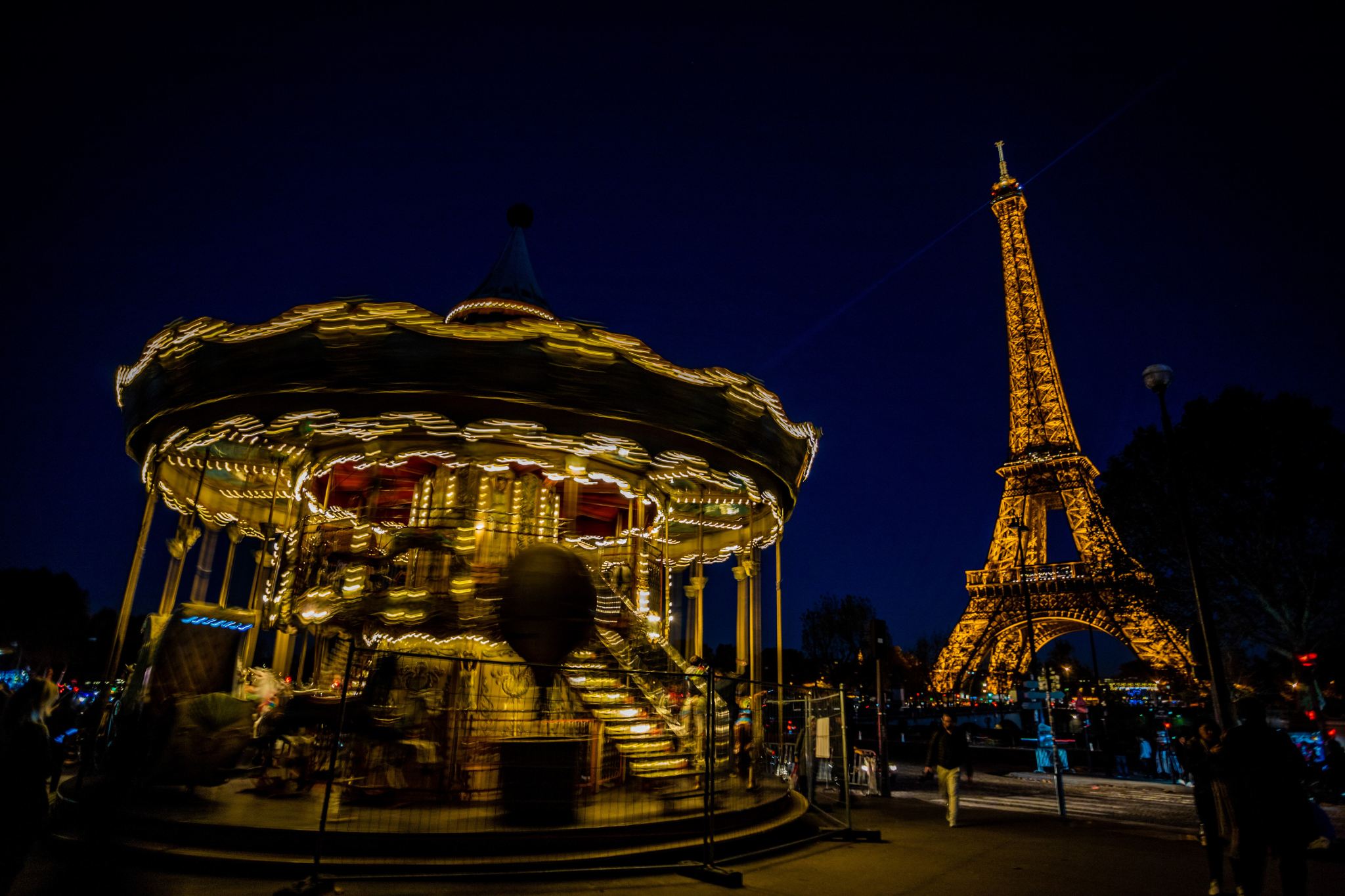 1-day tour of Cathédrale Notre-Dame de Paris + Eiffel Tower + Ile de la Cite + Montmartre + Avenue des Champs-Élysées, France