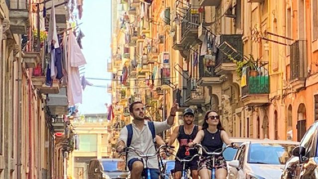 Barcelone : Visite privée à vélo des maisons Gaudi à la Barceloneta