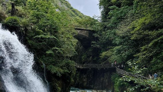 Excursion d'une journée à Shangrao dans le Jiangxi : Vallée de Wolong à Dazhangshan + Village de Sixi Yan avec voiture avec chauffeur et service en anglais