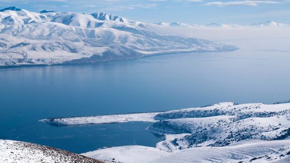 Tour di un giorno al Lago Sevan e al Monastero di Sevanavank | Gita in barca sul lago·Santuario di montagna