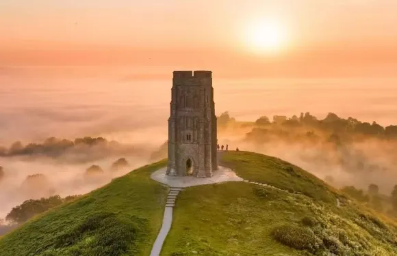 格拉斯頓伯里突岩+修道院+聖杯井花園包車一日遊【中文司機】