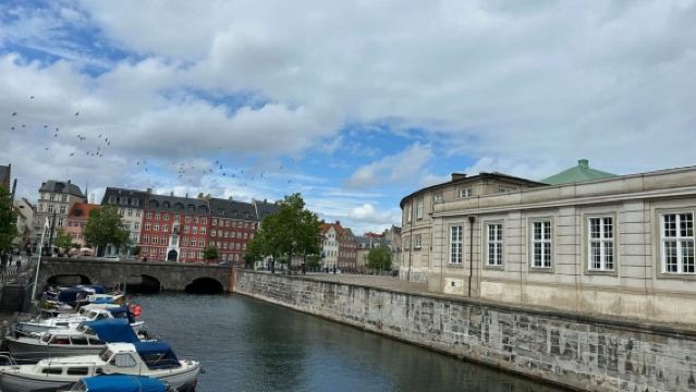 丹麥哥本哈根市政廳-安徒生童話屋-安徒生雕像-包車-私享行