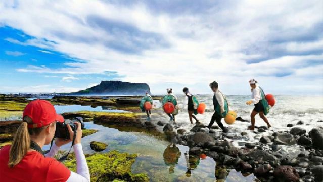 済州島東部の定番スポット – 城山日出峰と海女パフォーマンス