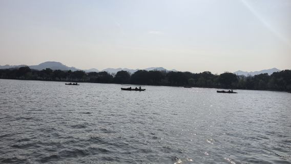 Hangzhou, China: Englisch, Russisch, Spanisch, Französisch, Japanisch, Italienisch, Deutsch, Indonesisch, Vietnamesisch, Thailändisch, Arabisch, Kantonesisch, Koreanisch und lokale Reiseleiter-Übersetzungen