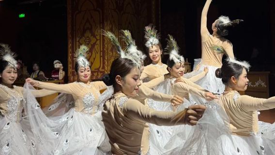 Jinghong Dai king banquet (immersive palace dining show + ethnic song and dance performance + Dai costume change and photo op)