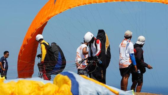 Bali Lovina Beach 1-day tour: Dolphin Watching, Sunrise at Sea, Cliffside paragliding