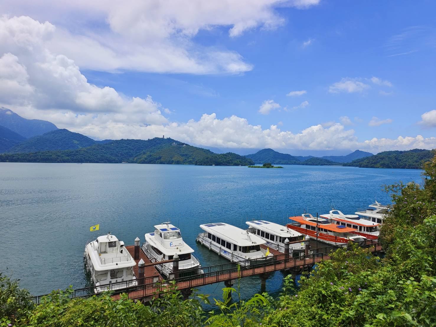 1-day Private Charter Tour to Qingjing Farm & Sun Moon Lake (Round-trip from Taichung City)