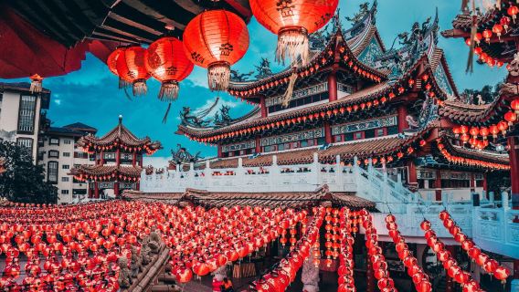 Eksplorasi Warisan: Tur Pribadi ke Gua Batu, Kuil Thean Hou & Masjid Nasional