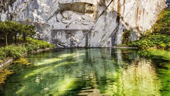 瑞士：卡佩爾廊橋和八角型水塔+垂死獅子像+盧塞恩湖｜行程可調