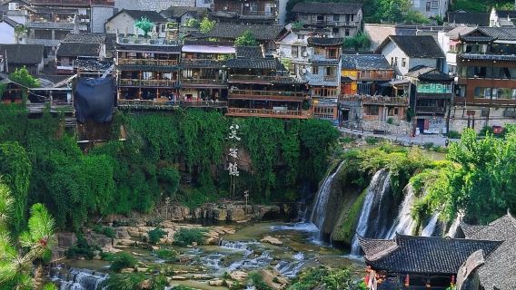Fahren Sie von Zhangjiajie ab, um die antike Stadt Fenghuang zu besuchen und den einzigartigen Charme der Stadt Furong zu erleben
