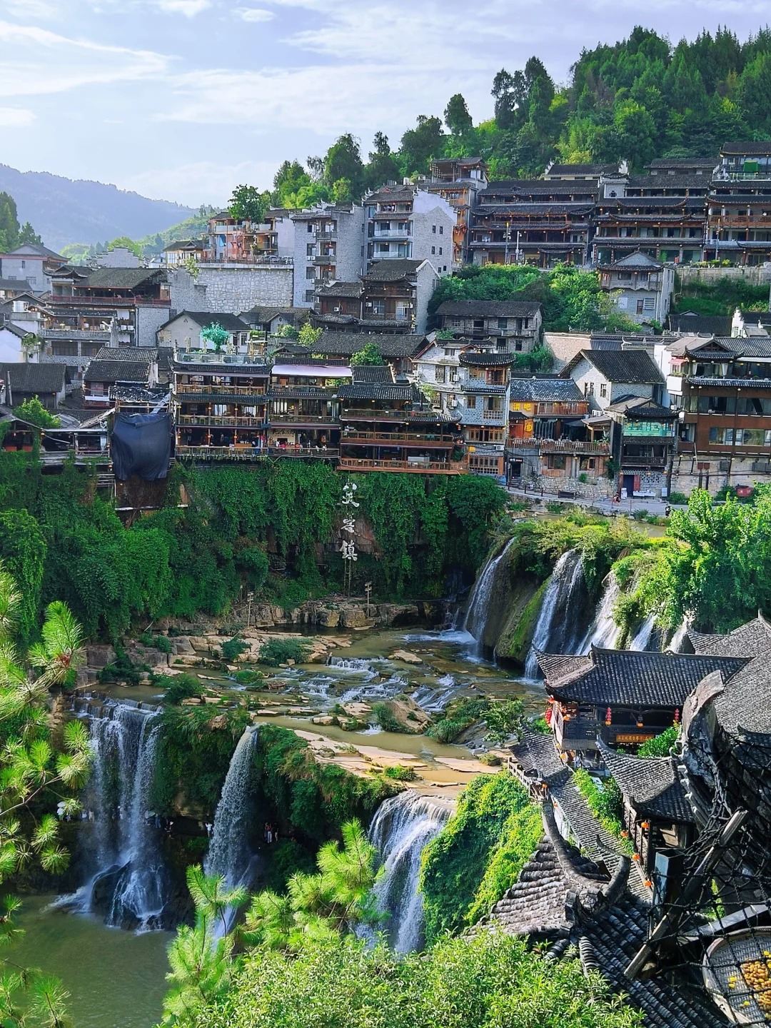 Depart from Zhangjiajie to visit Fenghuang Ancient Town and experience the unique charm of Furong Town
