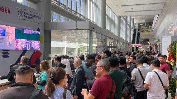 Exposición en el Centro Mundial de Comercio de Manila, Filipinas + recogida en el lugar + servicio de traducción y guía