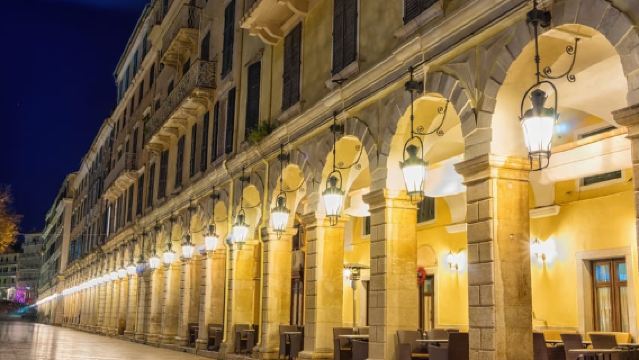 Small Group: Corfu Evening Walking Tour with a Glass of Wine
