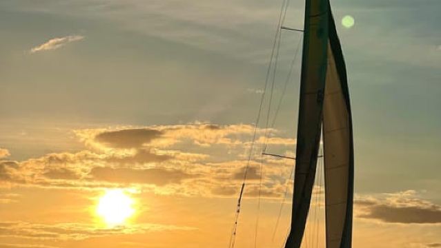 Brighton: Sunset Sailing Cruise with a Glass of Wine