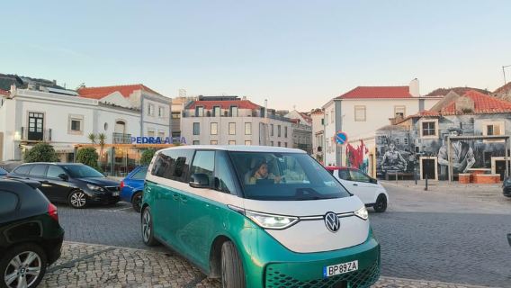 Lisbona: Sesimbra, tour ID.Buzz con pranzo a bordo dell'elegante Electric ID.Buzz