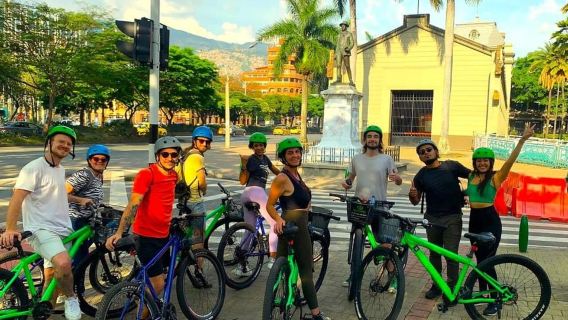 Medellín: City Bike Tour con bebidas y snacks colombianos