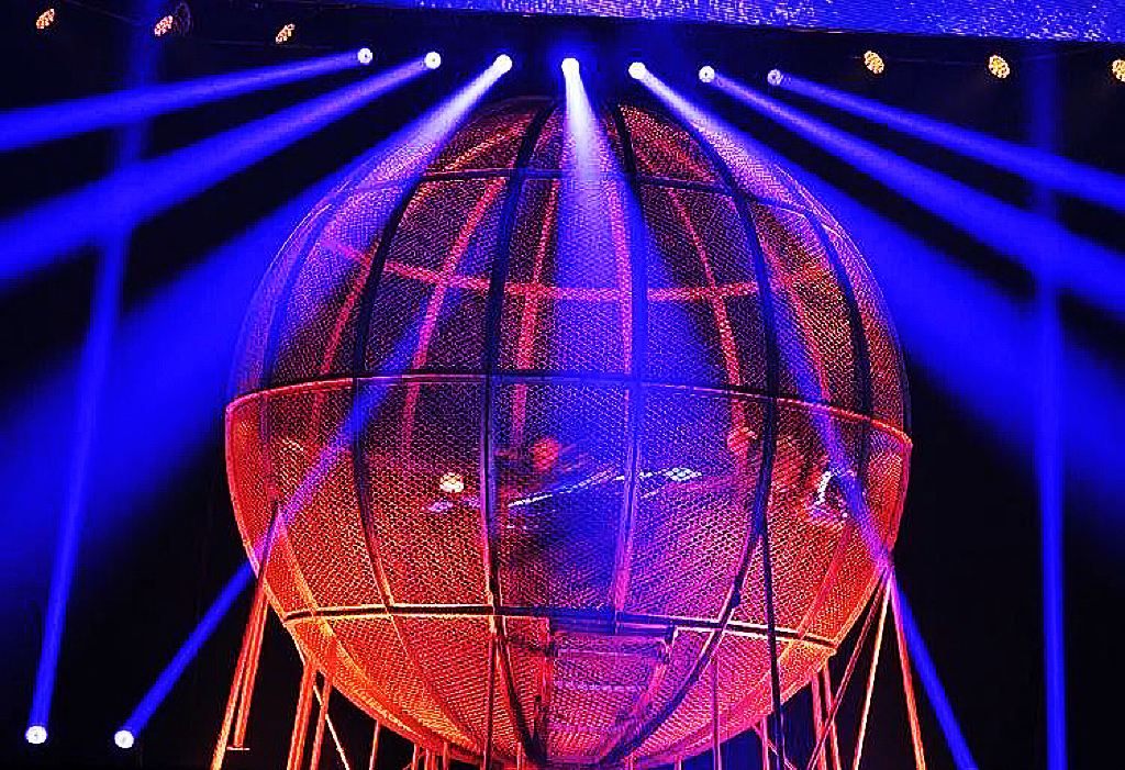 Letzte Chance, atemberaubende Akrobatik zu erleben – "Red Theater's Gravity-Defying Spectacle!"