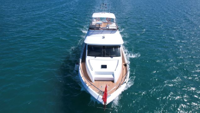 Excursión en yate de lujo en Sanya con 3 horas de navegación y 30 minutos de moto acuática incluidos (hasta 10 personas)