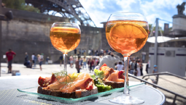 Paris, França | Almoço/Jantar no Le Bistro Parisien (inclui entrada, prato principal, sobremesa e bebida) + Bilhete para o barco no Rio Sena [Refeição francesa aos pés da Torre Eiffel]