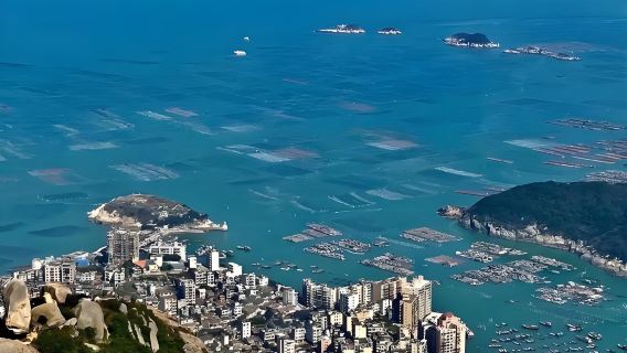 Fuzhou Qida Dorp + Qiguanding Piek Privé 1-daagse gecharterde autovervoer reis: Berg- en zee panorama's