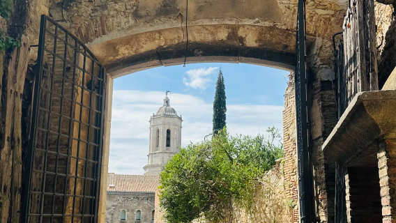 Barcelona round-trip - Girona - Tossa 1-day tour with Chinese private charter