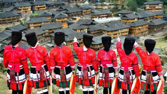 Lawatan sehari ke Teres Sawah Longji · Menonton persembahan di Kampung Hongyao Huangluo · Melawat Kampung Ping'an Zhuang · Mencicipi makanan istimewa